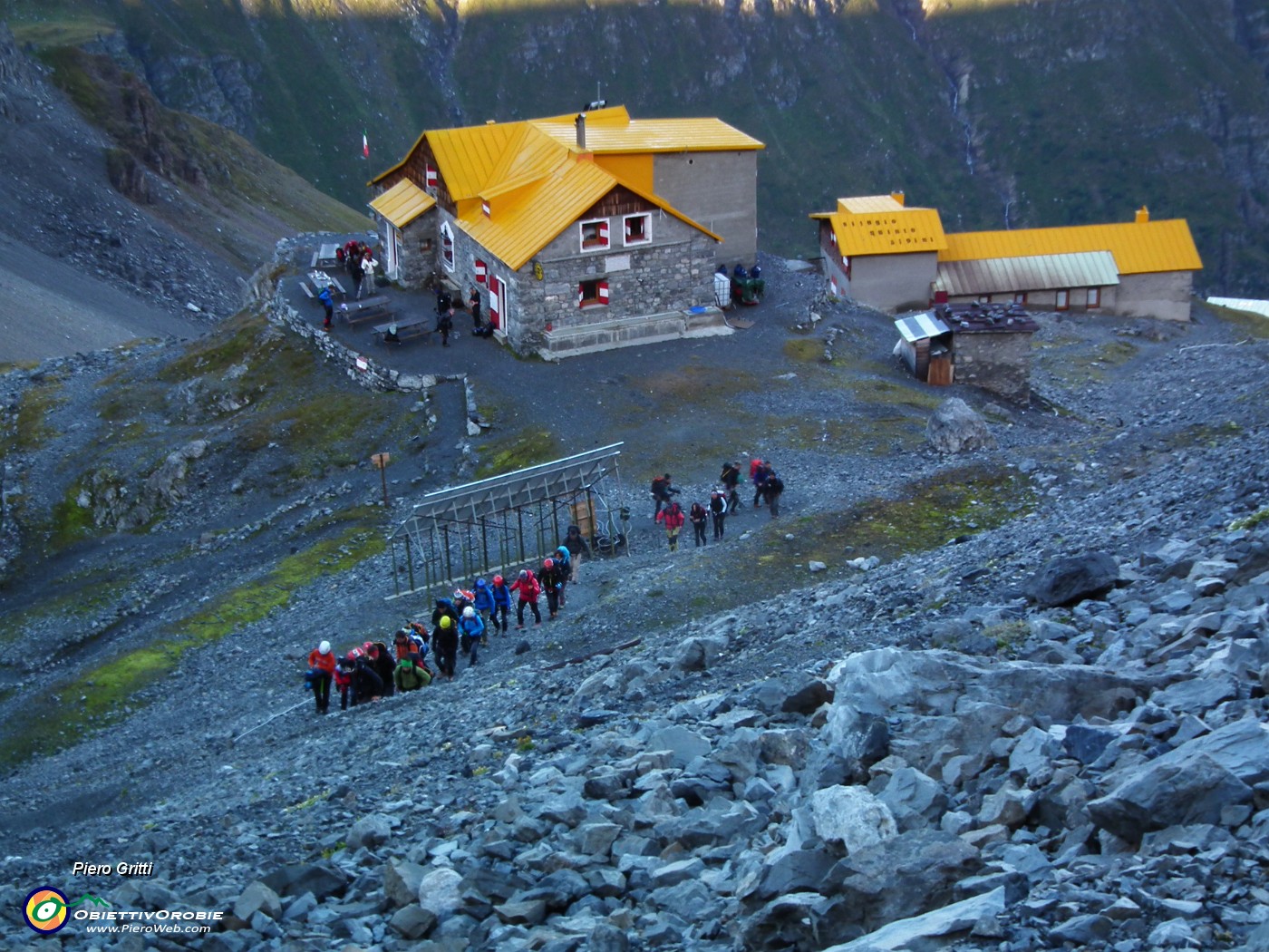 75 Il bel gruppone con tanti ragazzi parte dal rifugio .JPG